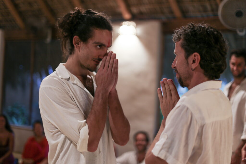 Nicolas Loewer erhält ein Tilak beim Abschluss eines Tantra Teacher Trainings und hält dabei Augenkontakt mit seinem Lehrer