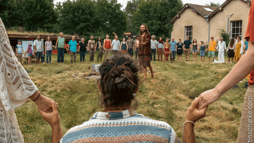 Ein Gemeinschaftskreis aus lächelnden Menschen