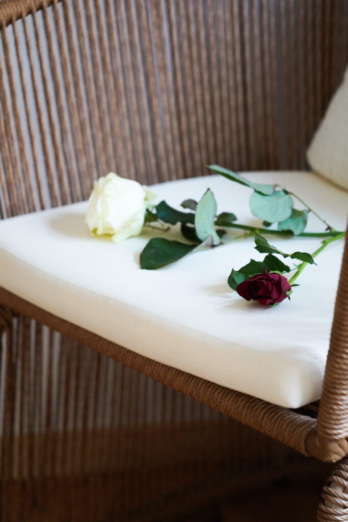 Roses on a chair as a ritual element in a Tantra workshop by Nicolas Loewer