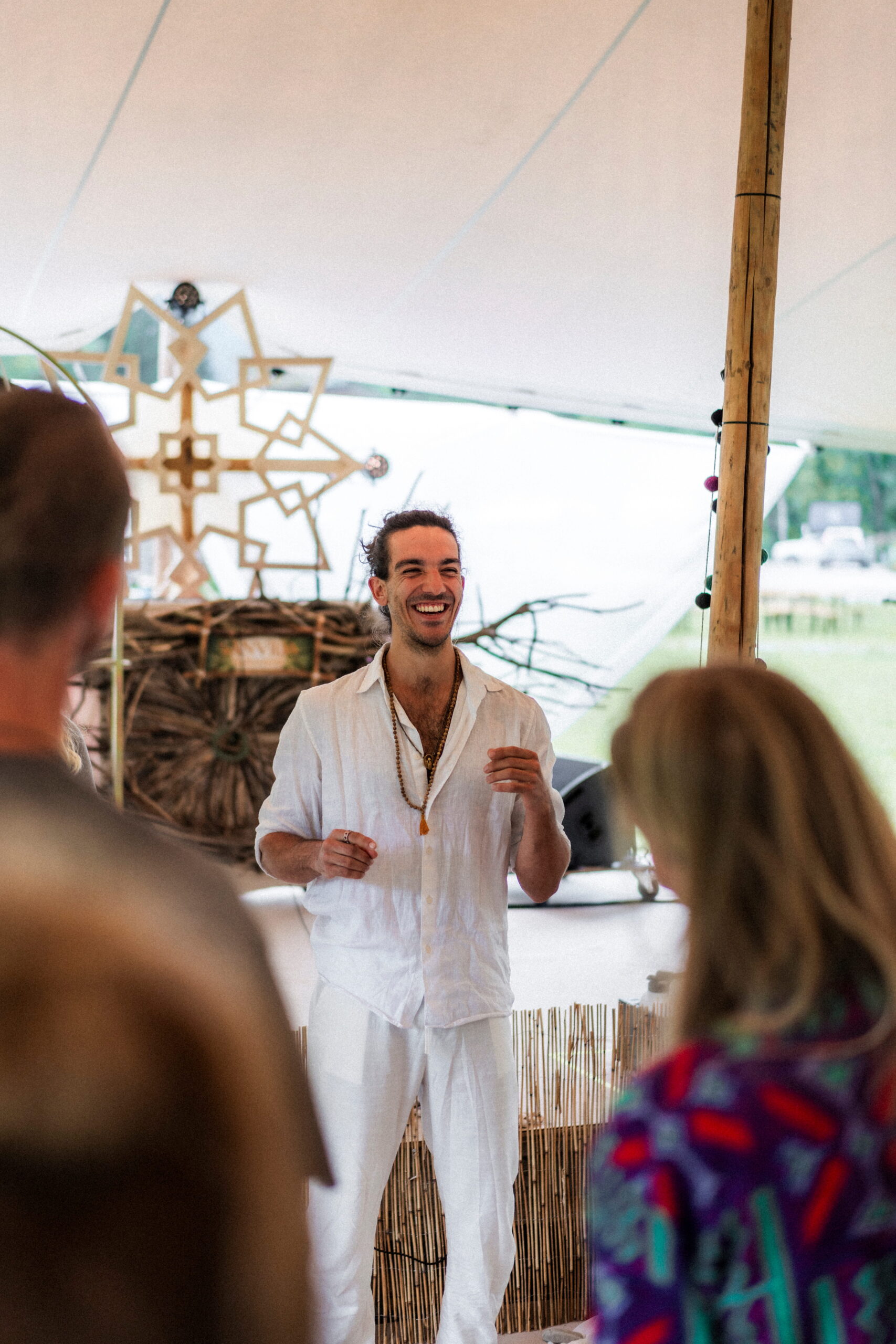 Nico Loewer lächelnd beim Facilitaten eines Tantra- und Embodiment-Workshops in Berlin