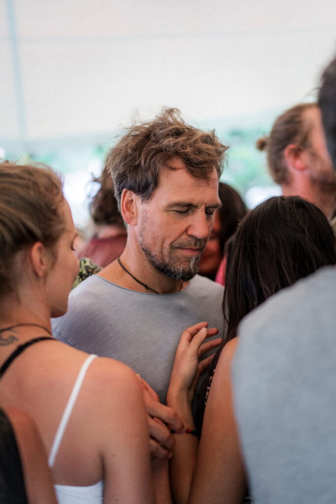 Mann mit sanftem lächeln im Event mit geschlossenen Augen, sanfte Berührung