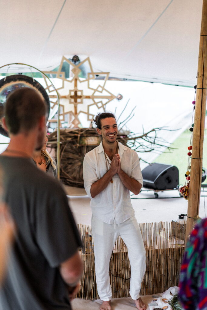 Embodiment Workshop in Berlin of Nicolas Loewer with prayer hands infront of the chest