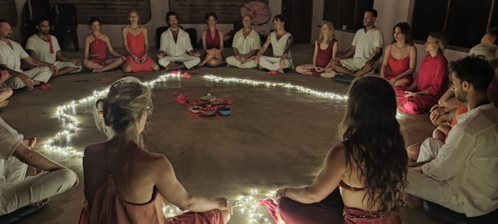 Sitzkreis während des Awakening the Senses Tantra-Rituals, Teilnehmende in gemeinsamer Präsenz und Achtsamkeit