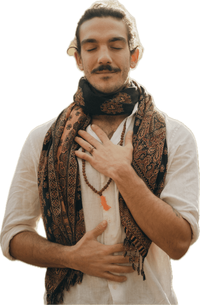 Nico mit geschlossenen Augen, eine Hand auf der Brust und eine auf dem Bauch beim Atmen