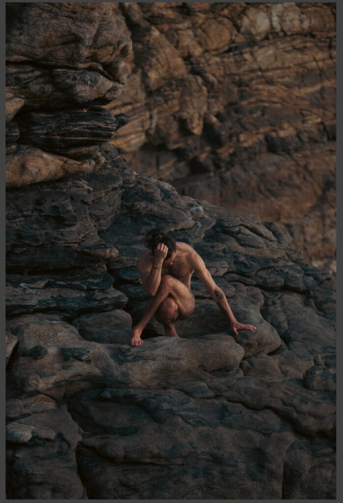 Mann in verletzlicher Yoga Pose