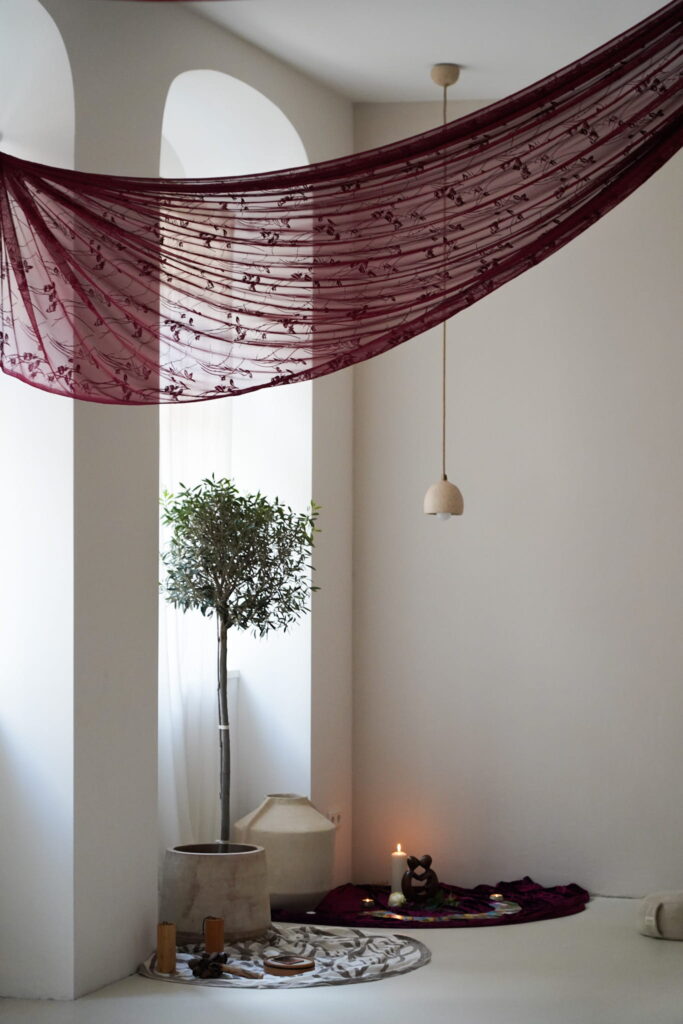 Tantra-Workshop-Raum mit Altar – bewusst gestalteter Rahmen für verkörperte Praxis